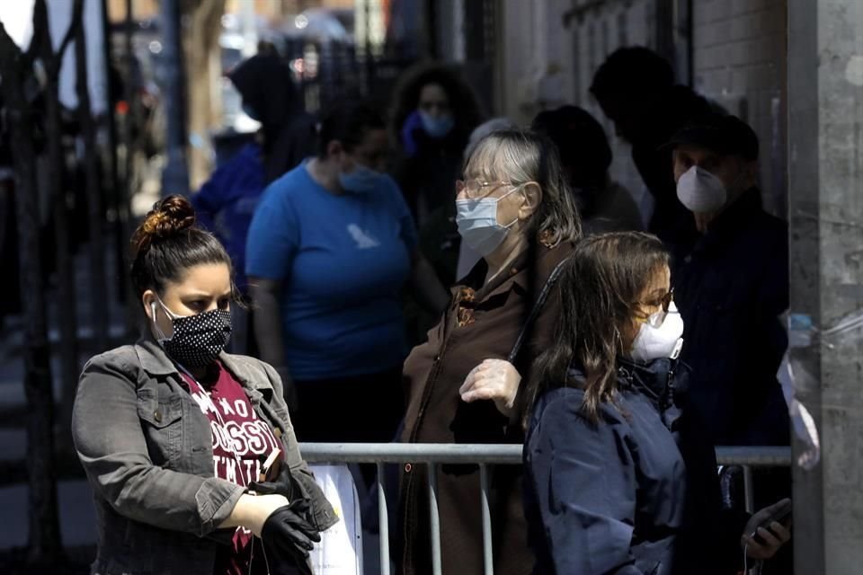 Personas en Nueva York hacen fila para comprar en una farmacia.