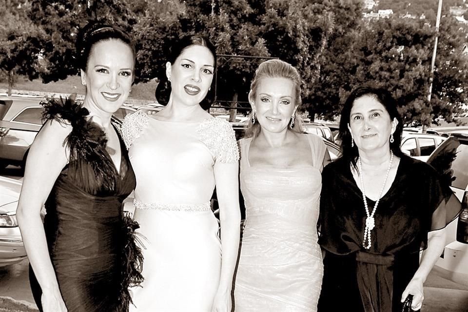 CON ALGUNAS AMIGAS. Lupana de Rodríguez, Thelma Cora Garza y Cucuy Odriozola.