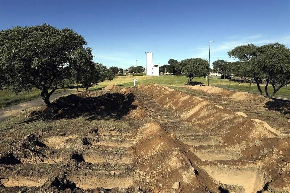En Córdoba, Argentina, autoridades cavan cientos de fosas para potenciales víctimas de Covid-19, aunque sólo tienen 6 fallecidos.
