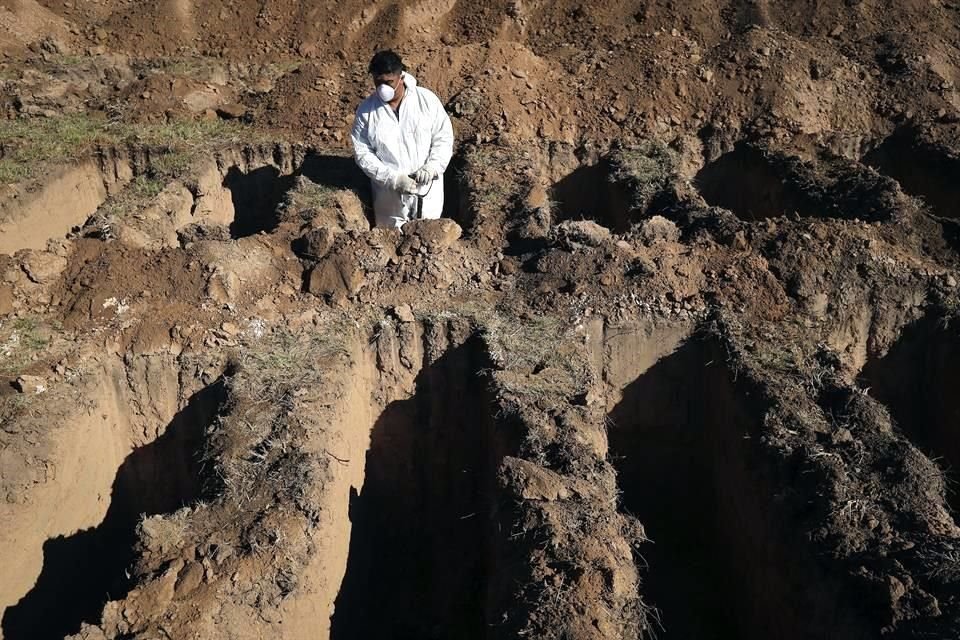 Un trabajador cava als fosas en el cementerio de San Vicente, en Córdoba.