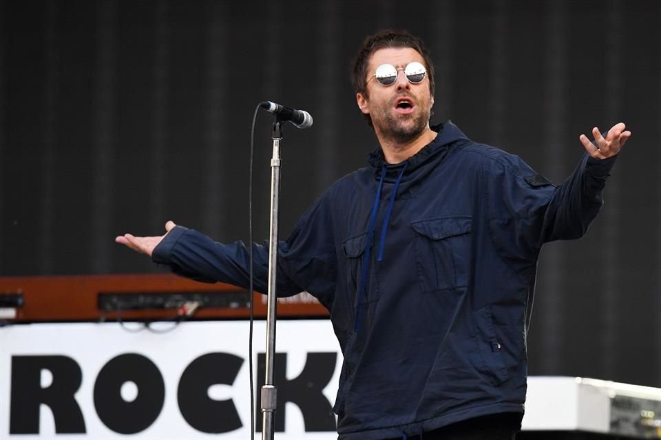 Liam Gallagher donó a una organización benéfica una parka, una pandereta, unos tenis autografiados y boletos para recaudar fondos para combatir el coronavirus.