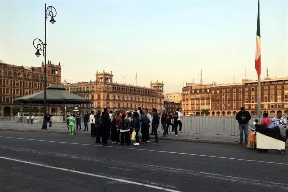 Los vendedores informaron que en Palacio se les pidió entregar una hoja con sus peticiones y nombres.