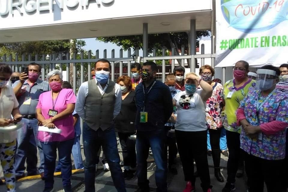 Los inconformes afuera del centro hospitalario.