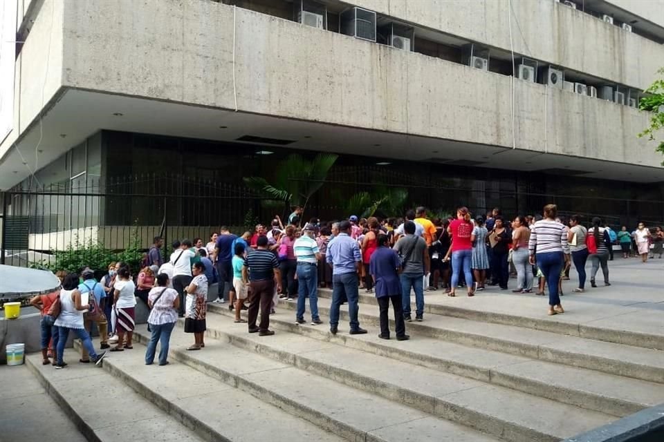 Debido a la manifestación, las autoridades cerraron el edificio gubernamental como medida preventiva.