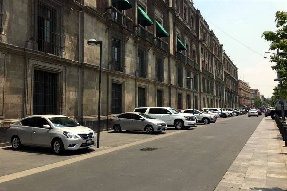 Choferes aprovechan la ausencia de vendedores en Corregidora para entrar por calles adyacentes y estacionarse en batería, en el Centro.