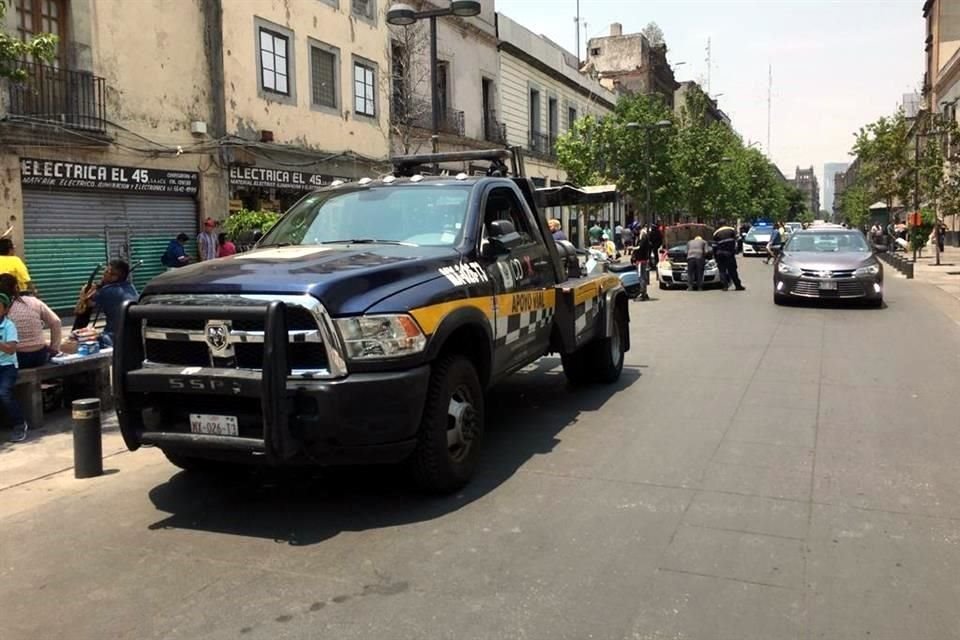 Las grúas no han evitado el estacionamiento habilitado junto a Palacio, a pesar de la prohibición expresa en otras ocasiones del Gobierno capitalino.