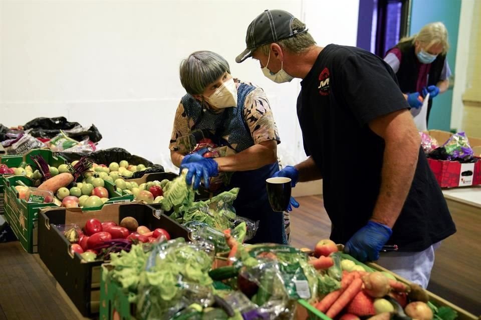 Voluntarios organizan donaciones de comida en Sidney, Australia.