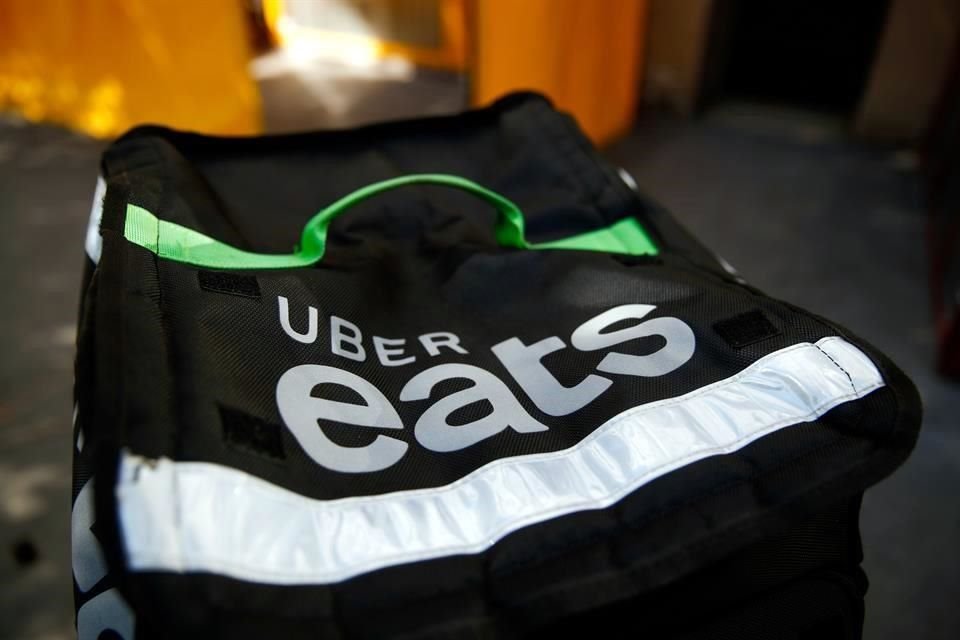 Uber espera compensar la caída de los viajes con la entrega de alimentos, cuya demanda está en aumento por las medidas de confinamiento.