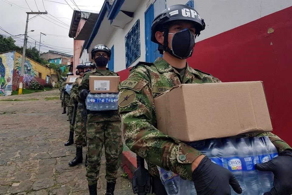 Miembros del Ejército entregaron despensas a familias pobres e indigentes en Bogotá.