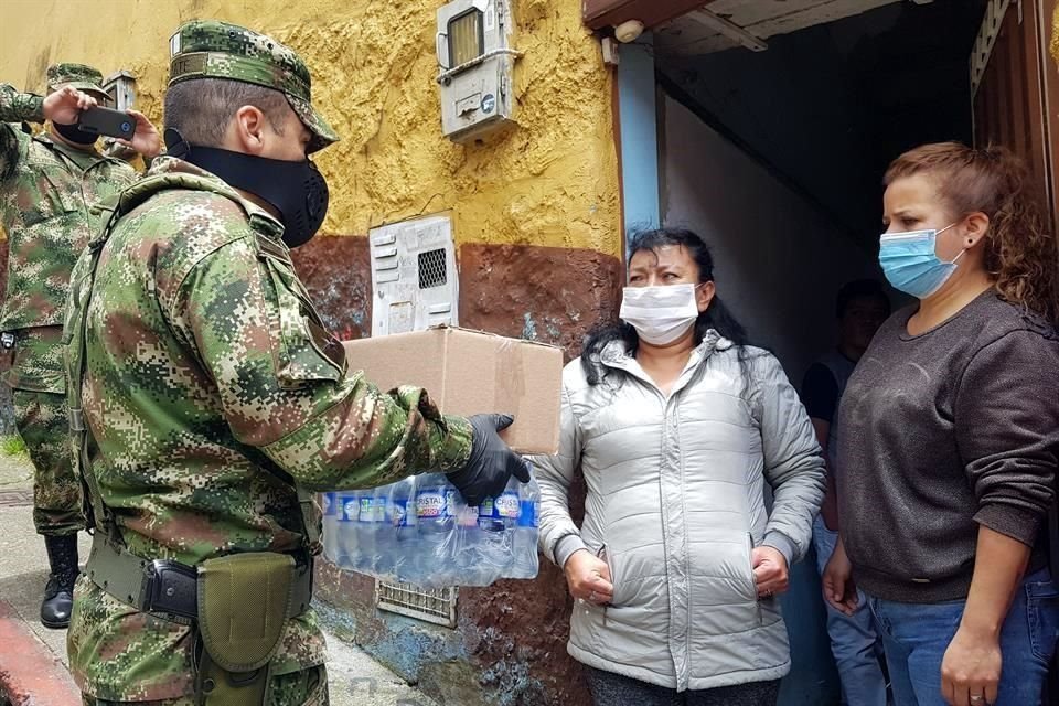 Familias pobres en Bogotá, Colombia, recibieron despensas y apoyos por afectaciones económicas durante cuarentena por Covid-19.