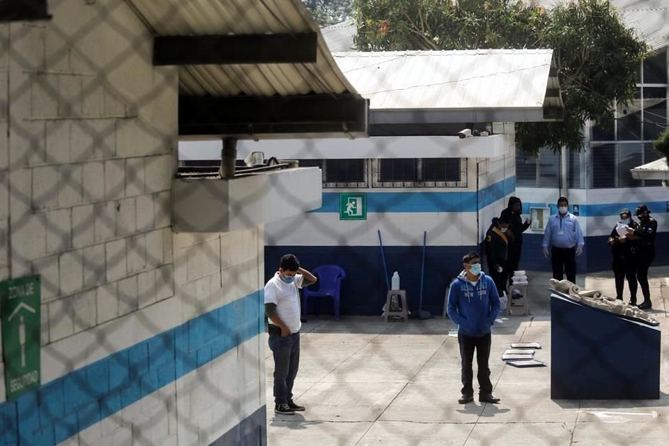 Migrantes guatemaltecos que fueron repatriados por EU en un refugio temporal en la capital del país.