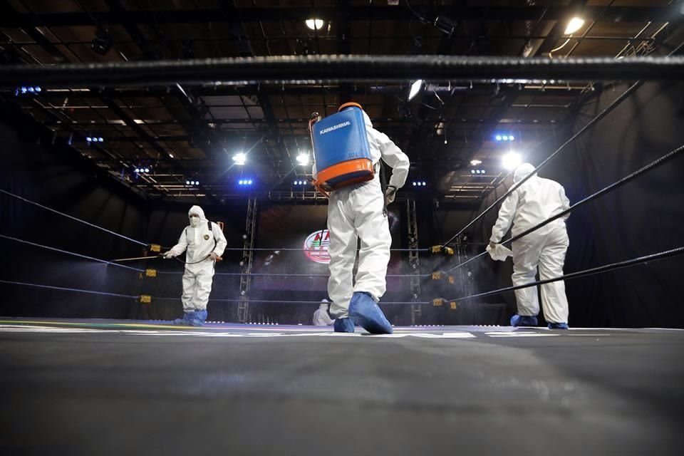 Como medida necesaria, hubo sanitización previo al evento Lucha Fighter AAA, además de que el personal usó protección para evitar e contagio del Covid-19.