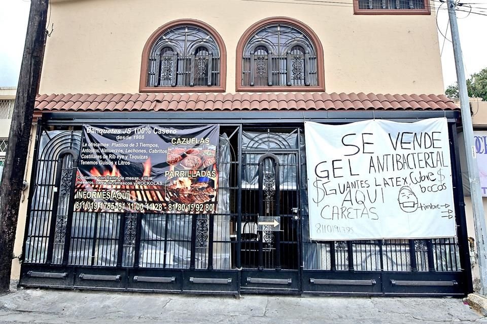 Mientras su negocio de venta de comidas y renta de mobiliario está frenado por la contingencia del Covid-19, Jesús Carrillo, de la Colonia Rincón de la Primavera, vende gel antibacterial y cubrebocas