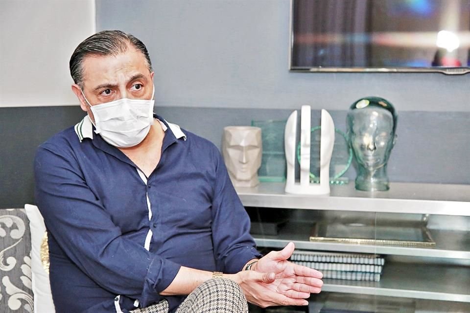 Ricardo Elizondo, ortodoncista craneofacial, dice que ha respetado el salario de los colaboradores pese a la crisis.