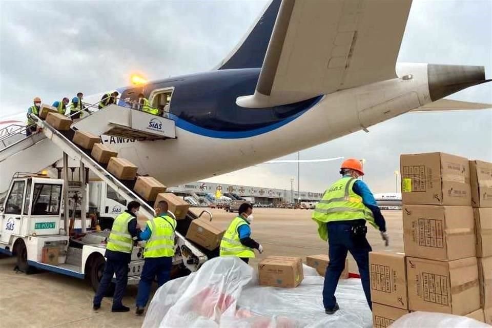 Uno de los aviones con insumos médicos que se enviaron desde China a México.