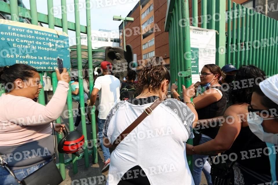 Los familiares lograron abrir la puerta del hospital de Tlatelolco.