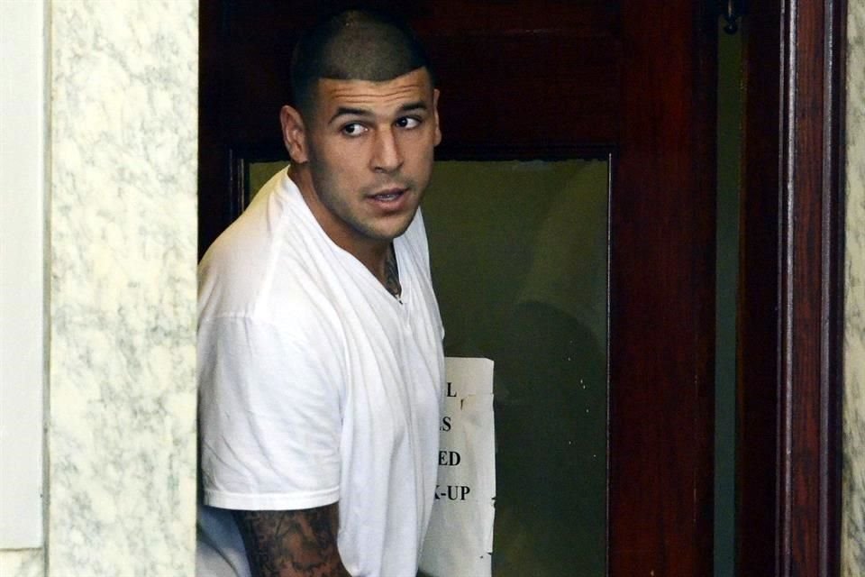 El ex jugador de los Patriotas de Nueva Inglaterra, Aaron Hernández, se ahorcó en su celda con una sábana en el 2017.