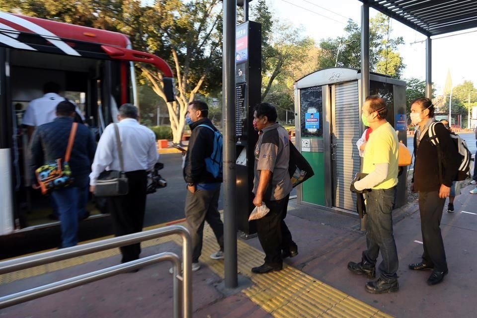 El Gobernador destacó que mucha gente hoy salió con cubrebocas.