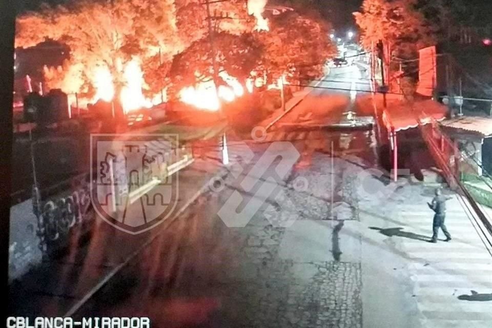Por la madrugada, vulcanos sofocaron un incendio en un predio en Avenida Cruz Blanca, en el Pueblo San Miguel Topilejo.