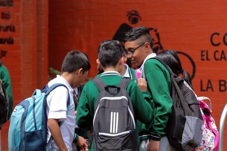 Especialistas consideran irresponsable que SEP fije fechas de regreso a clases con información incompleta sobre contagios de Covid-19.