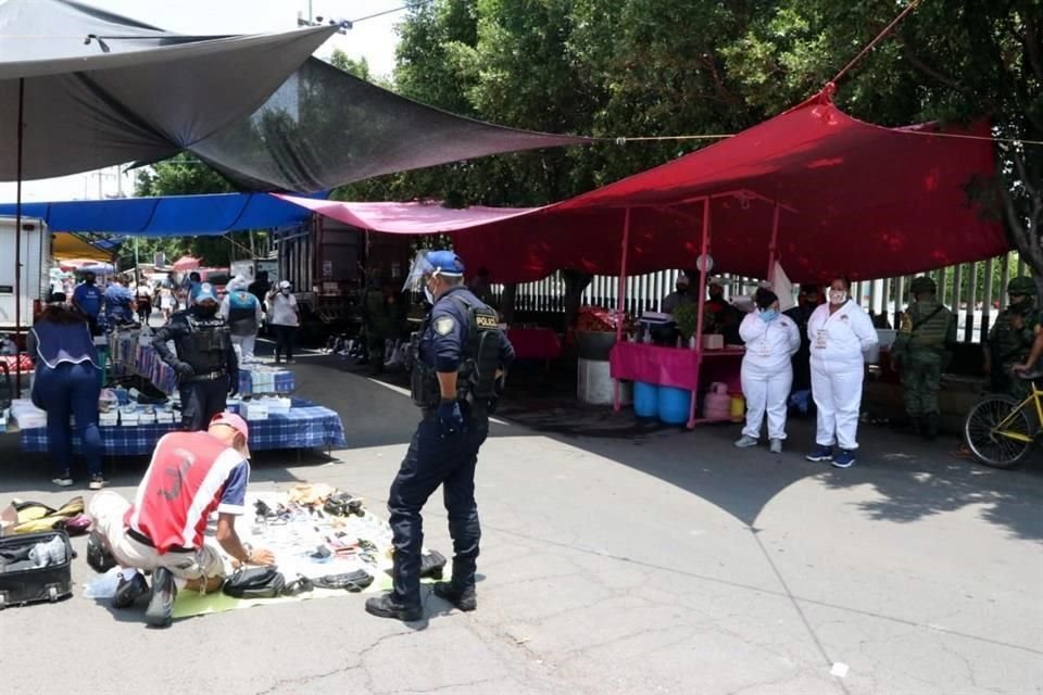 Puestos que no ofrecen productos de primera necesidad fueron retirados durante un operativo de Iztapalapa y Guardia Nacional, en el tianguis 'El Salado'.