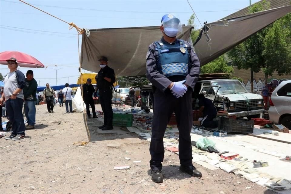 Iztapalapa pidió a comerciantes del tianguis 'El Salado' que no venden productos de primera necesidad que retiren sus puestos.