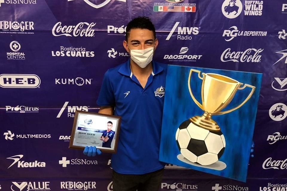 Bryan Aguilar fue reconocido por la directiva del Flash de Monterrey.