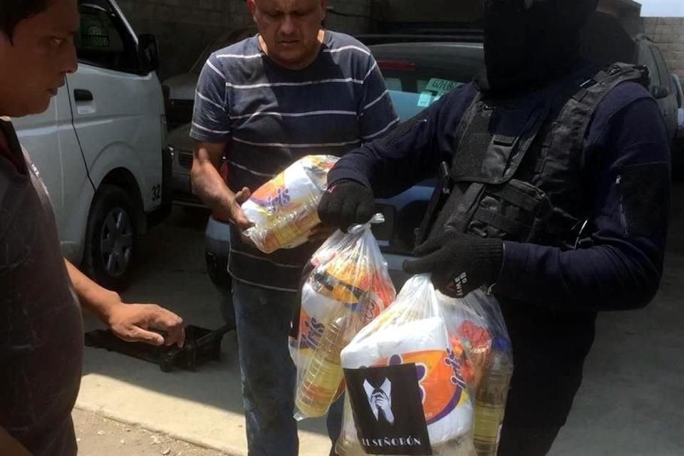 Presuntos integrantes de un grupo delictivo en Morelos entregaron despensas a choferes y comerciantes de Cuernavaca, según reportes locales.