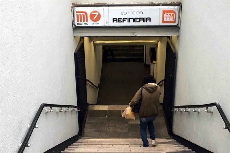 En estaciones como Refinería, de la L7, no hay señalizaciones que avisen a los usuarios sobre el cierre.