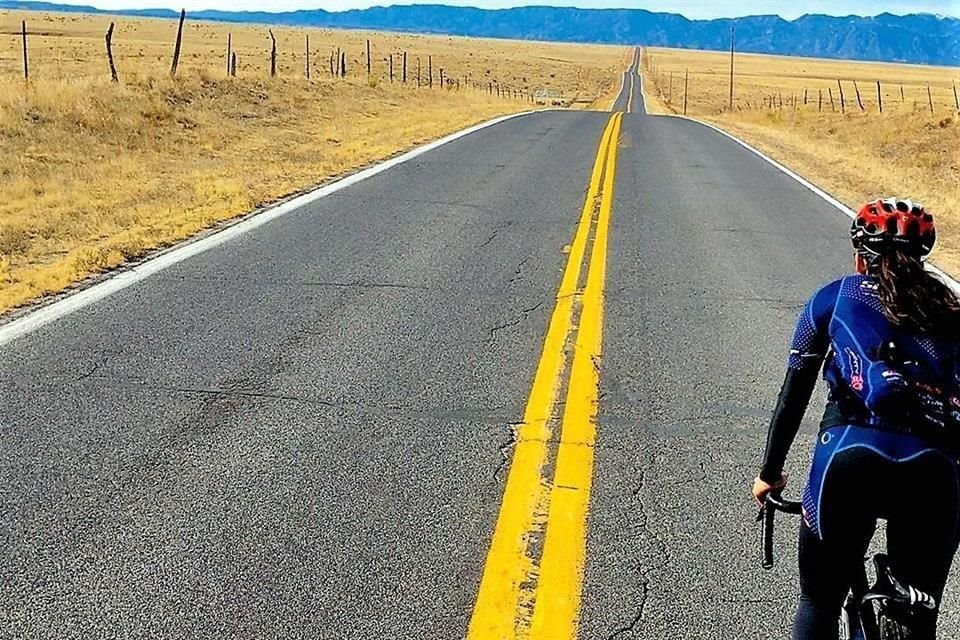 Sofía Arreola rueda por las carreteras estatales de Colorado Springs.