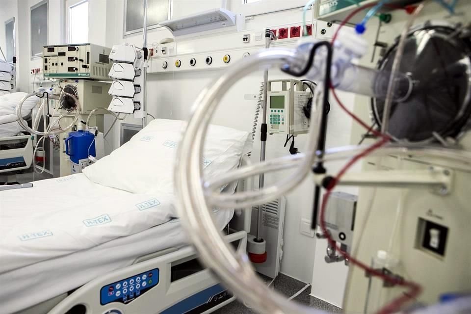 Una cama equipada con un ventilador en un hospital de Hungría.