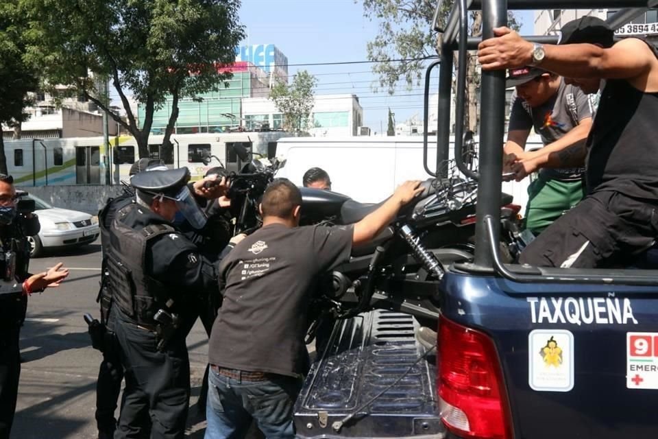 Servicios de emergencia acudieron al lugar, pero sólo confirmaron la muerte del conductor de la moto, quien no portaba casco.