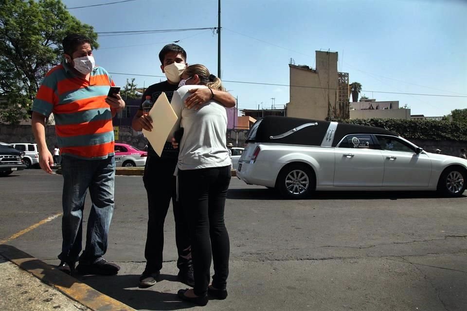 La viuda, acompañada de familiares, esperó el cuerpo, el cual sólo vio a distancia.