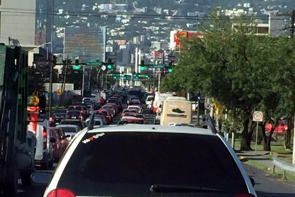 La Avenida Gómez Morín lució con carga vehicular.