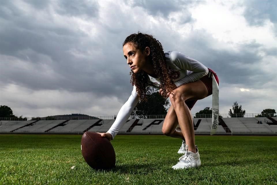Andrea Petrone, alumna del IPN, lidera su vida dentro y fuera del campo de juego.