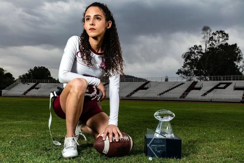 Andrea Petrone, alumna del IPN, lidera su vida dentro y fuera del campo de juego.