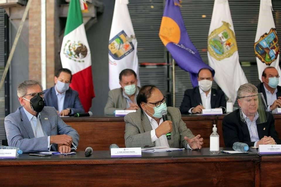 En la conferencia de prensa, los Gobernadores pidieron dirigir las preguntas a los empresarios y ellos solo hicieron un pronunciamiento general.