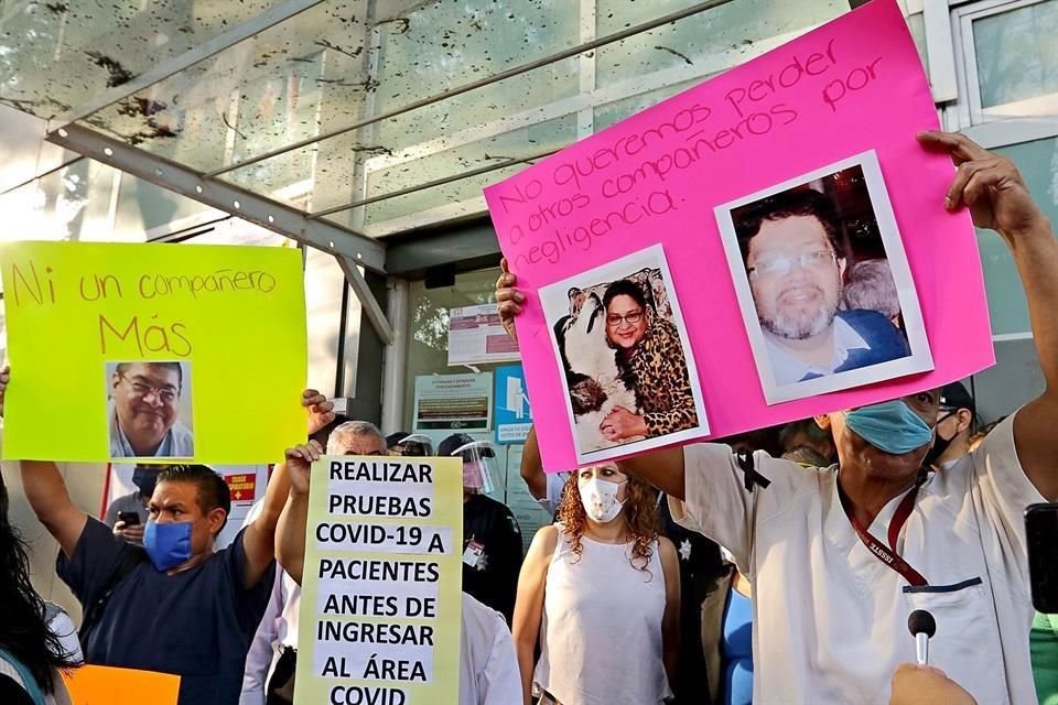 Personal de salud del Hospital General de Tacuba protestó el martes pasado para reprochar falta de insumos y la muerte de tres compañeros.