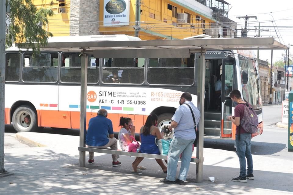 Becerra señaló que la reducción de camiones podría generar un riesgo para los pasajeros que necesitan salir.