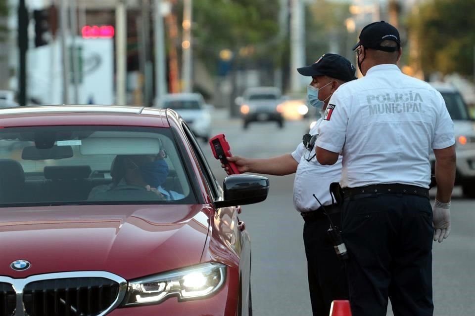 A algunos conductores, como en la Calzada San Pedro, les tomaron la temperatura.