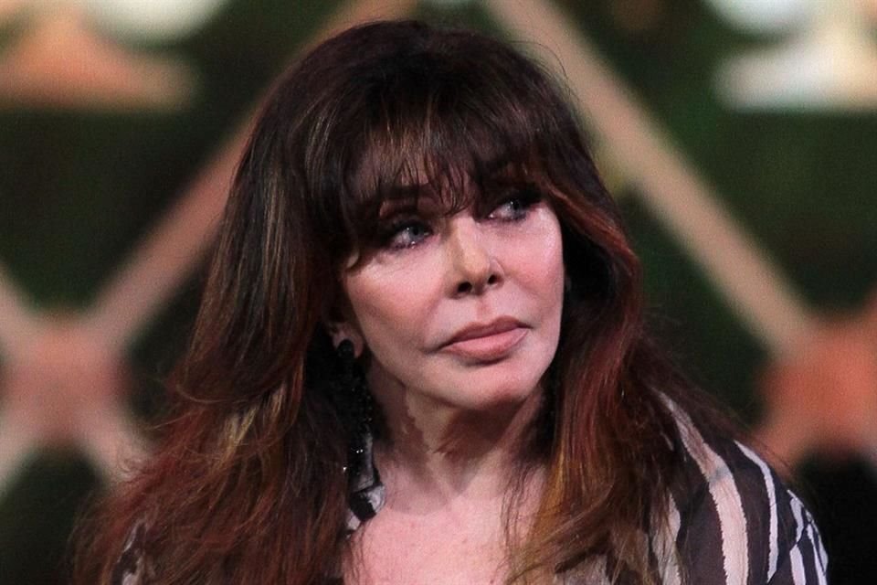 Verónica Castro confirmó que fue intervenida con éxito y ya estaba en su casa.