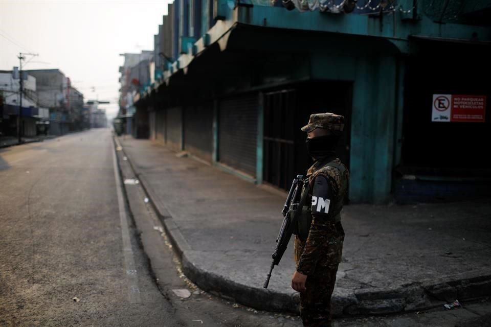 Un policía militar hace guardia durante las medidas de aislamiento en San Salvador, El Salvavor.