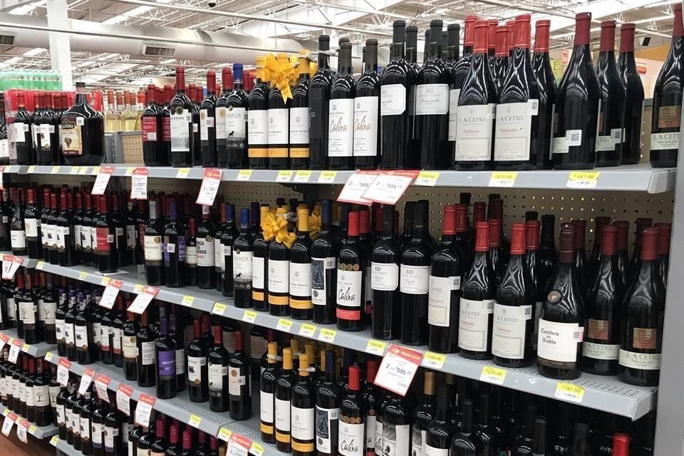 Aunque bares y centros nocturnos están cerrados por Covid-19, expertos advierten un aumento del consumo de alcohol en los hogares.