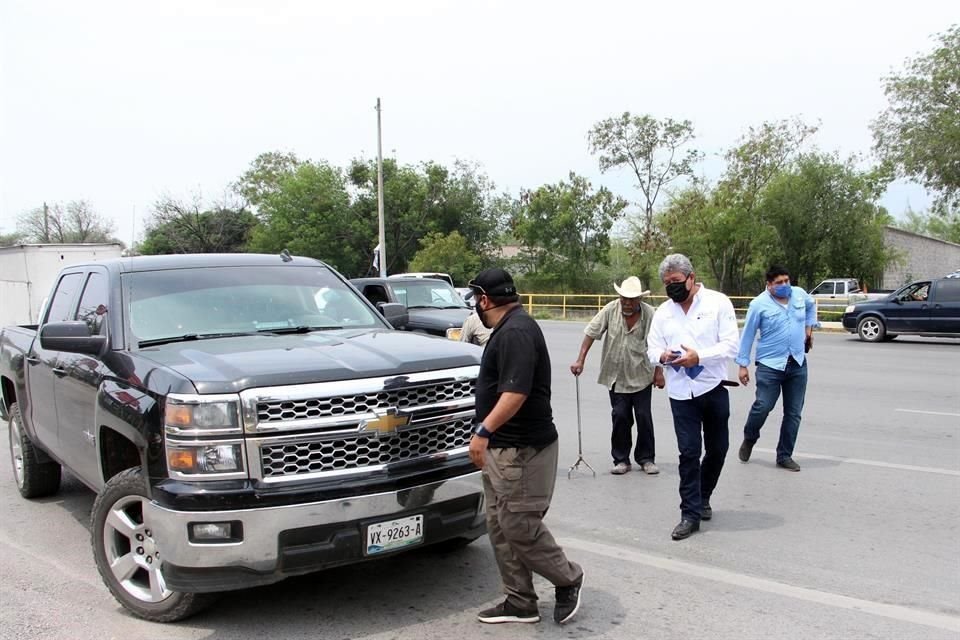 Tras advertir que Ciudad Victoria es la segunda en contagios por Covid-19 en Tamaulipas, el Edil Xicoténcatl González Uresti, salió a las calles a repartir cubrebocas.