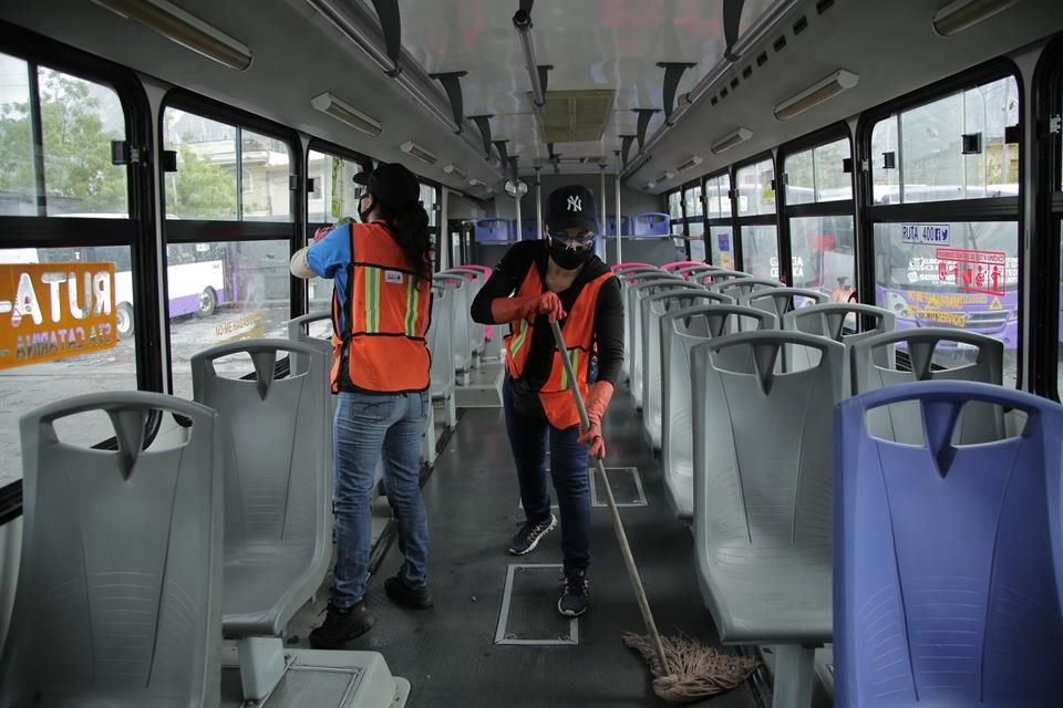 Protegidas con cubrebocas y guantes, las empleadas de la Ruta 400 limpian cada rincón de los camiones.