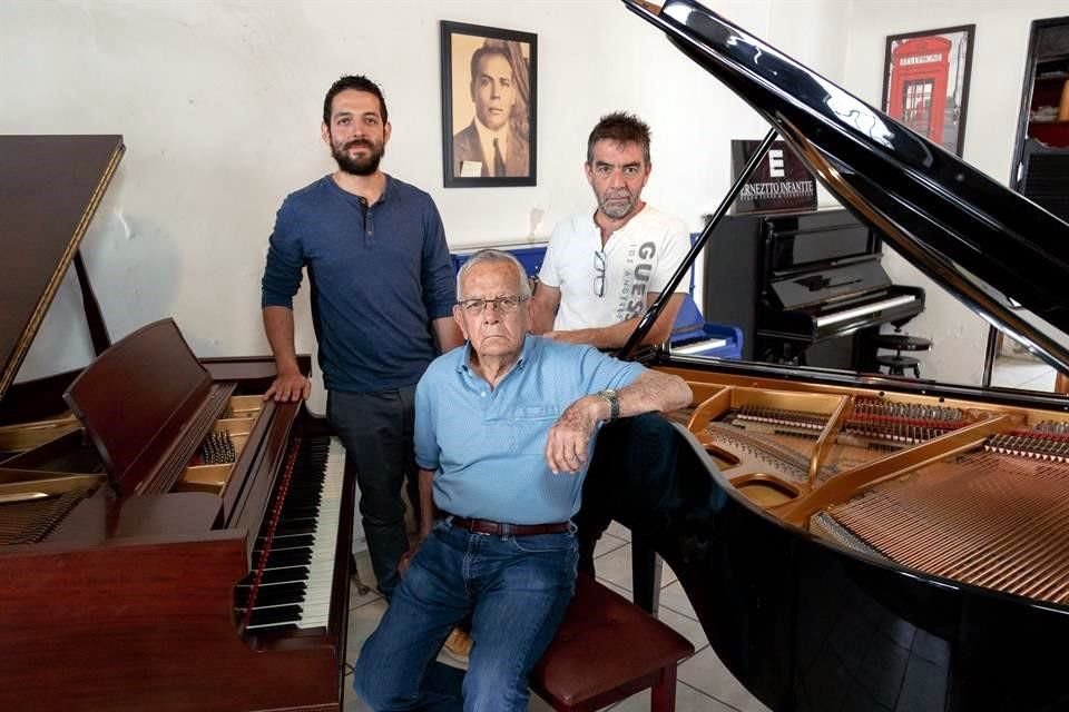 Juan, el menor de la dinastía, don Mario, ya retirado y Ernesto, han forjado una profesión a base de amor al piano.