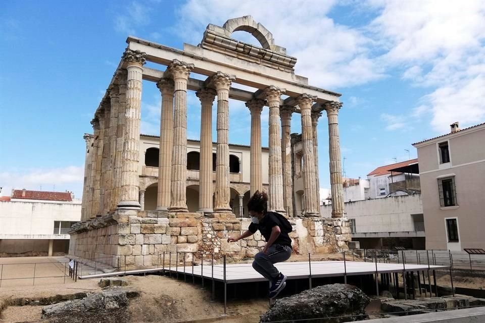 Un niño salta cerca del Templo de Diana de Mérida, en España, en el primer día de salida a las calles de los menores.