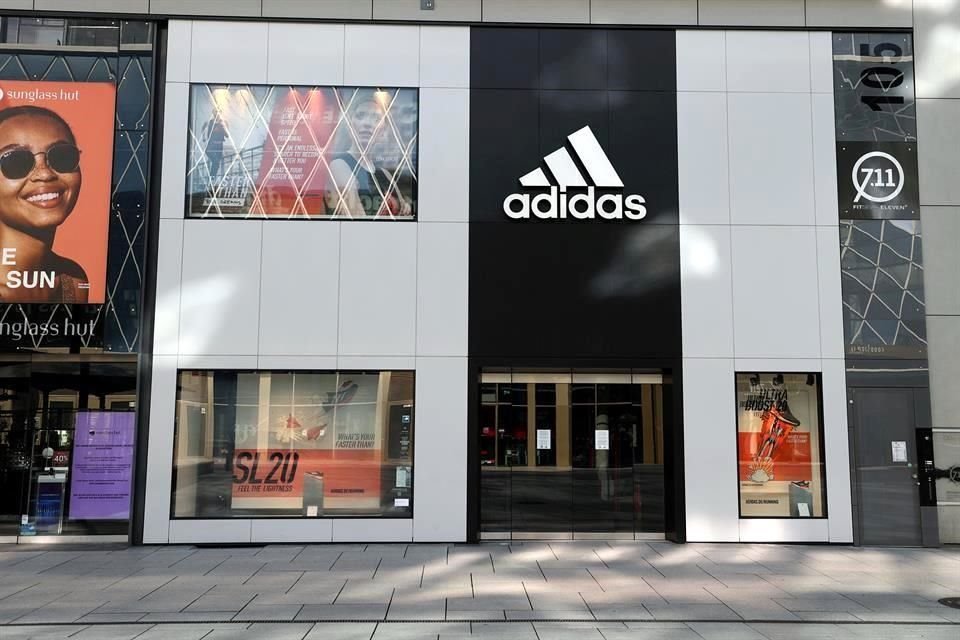 Adidas dijo que el 70 por ciento de sus tiendas en todo el mundo siguen cerradas.
