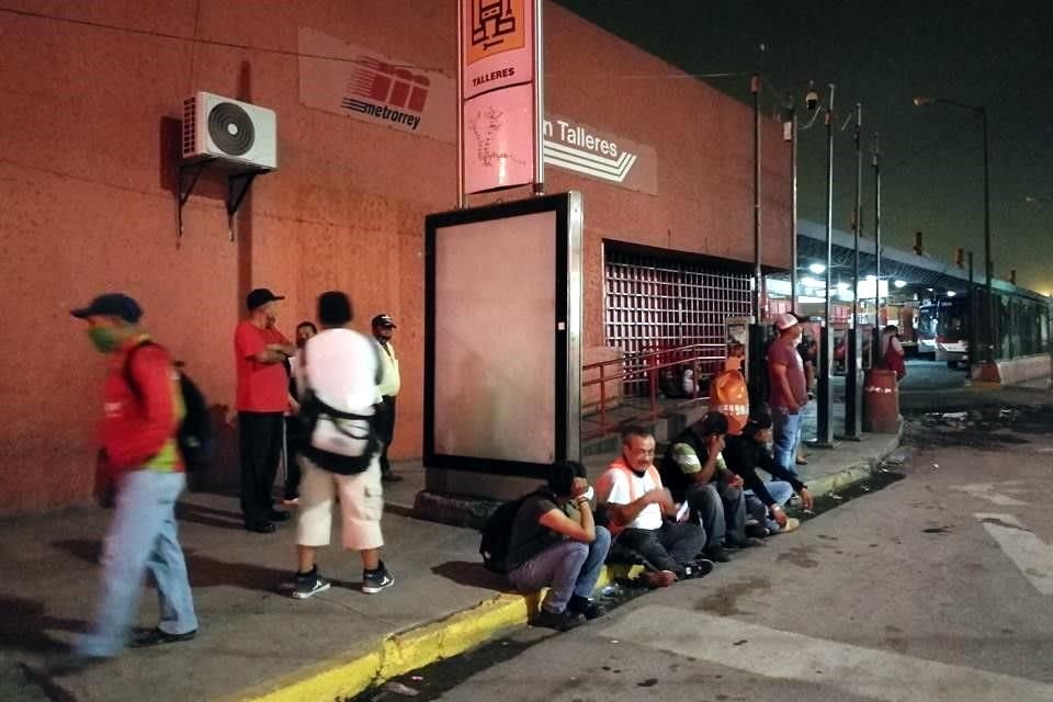 Algunos usuarios salieron de sus casas temprano e incluso en los casos de quienes toman el Metro prefirieron esperar afuera de la estación a que abrieran.