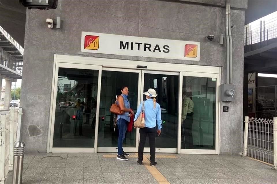 Los guardias de la Estación Mitras cerraron los accesos del Metro hacia la Ecovía y de la calle hacia la Ecovía.